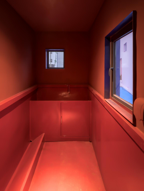 △红色的厕所