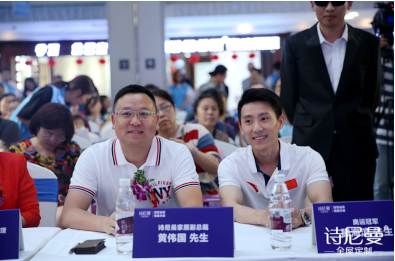 诗尼曼副总裁黄伟国（左）奥运冠军滕海滨（右）