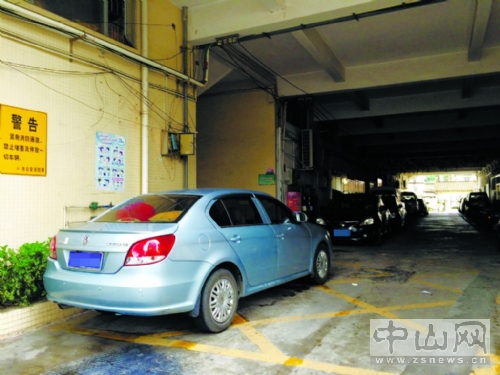 本来就不宽的消防通道，被一字排开的车辆占用了一半。
