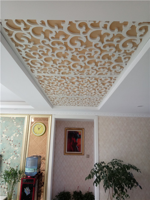  墙面装饰材料可以选择一些比较有特色的来装饰房间,丁工长善于运用壁纸，借助条纹和碎花常见花样作为映衬。