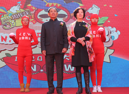 图为 任怀灿先生与其夫人怡心园创始人孙学佩女士