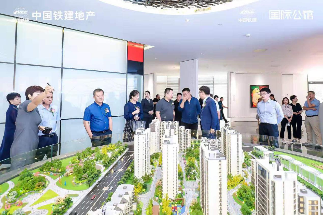 以“人”的需求为出发点,将艺术浸入产品,告别市场千篇一律的规划理念,中国铁建·国际公馆正掀起艺术住区的新浪潮,打造亦庄乃至北京的艺术新高地。
