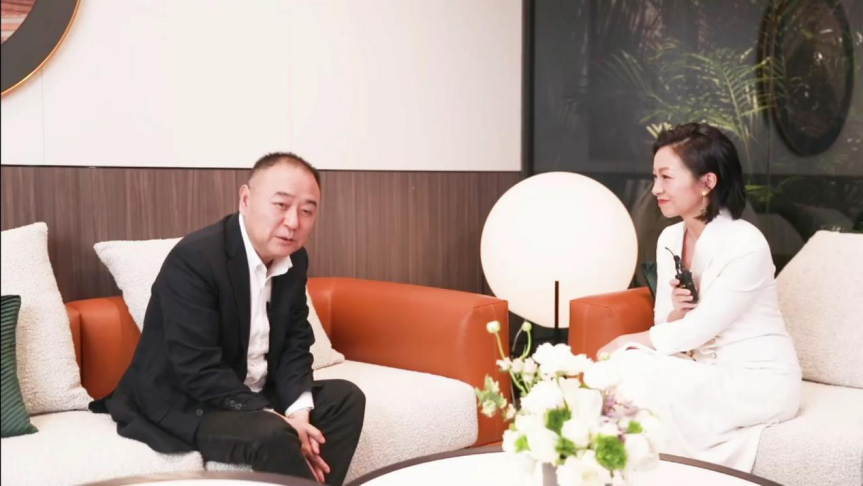 曲美家居董事长赵瑞海（左）在直播镜头前接受采访