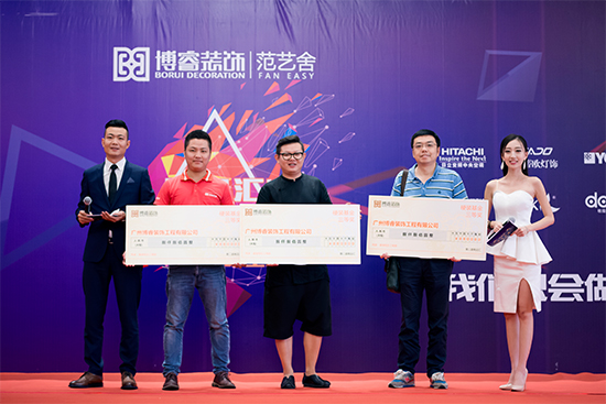   ▲博睿装饰番禺分公司总经理 郑伟  颁发硬装基金三等奖