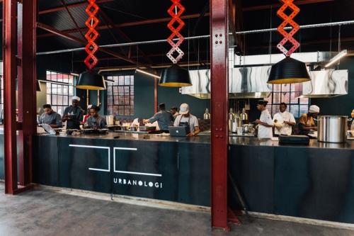 餐厅还提供亚洲街头小吃,顾客可以直接看到餐点的制作过程 餐厅还提供亚洲街头小吃,顾客可以直接看到餐点的制作过程