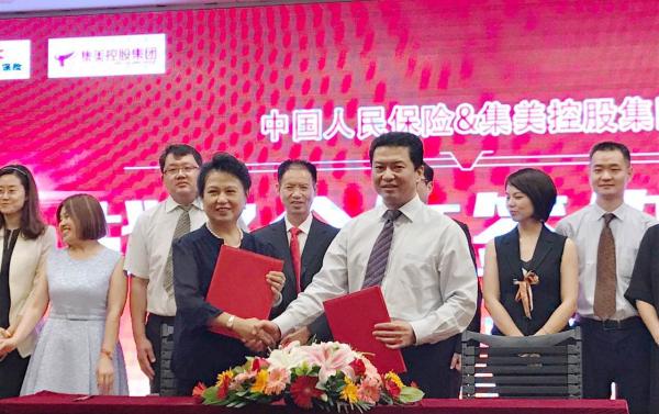  集美控股集团执行总裁刘志萍女士（左）、中国人保财险北京市分公司总经理助理储国峰先生（右）签约