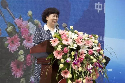陕西省室内装饰协会会长贺榆霞女士代表活动主办方、协办方致开幕辞