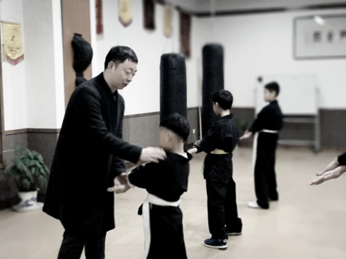 邓飞师傅亲自指导动作