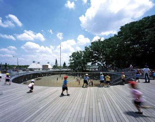 富士幼儿园有个微微倾斜的大屋顶，在这上面奔跑玩耍，是孩子们最大的乐趣