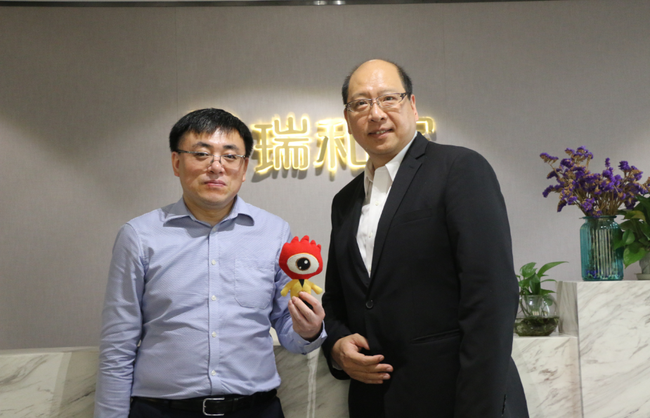 和成卫浴总经理卢承猷（右）与瑞和家世界CEO高亮