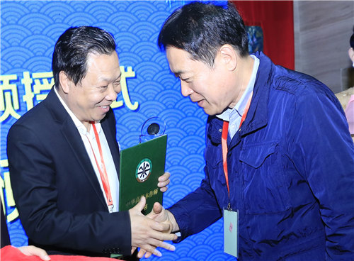 中华木工委专家委员会主任张德祥（右）为曹兆庭（左）颁授“中华高级木作师”荣誉