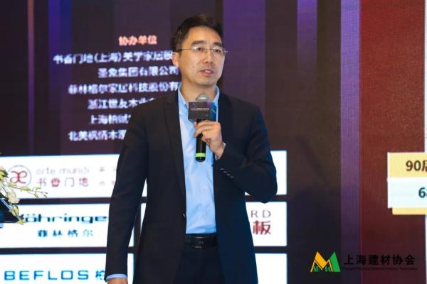 ▲书香门地张贤玉先生做《在行业洗牌与转型升级的关键时期，如何坚持高质量增长与营销模式转变，提升行业竞争力》主题演讲。