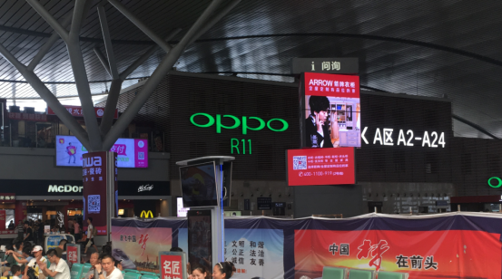  ▲ 长沙南站候车厅立柱魔方广告，三面设计，可从不同角度欣赏品牌的魅力，为候车时间增添几分趣味性。