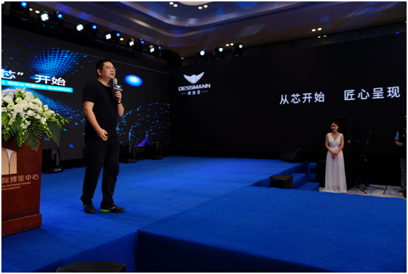 德施曼董事长祝志凌在介绍新品D820
