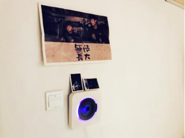 墙上的CD机在循环播着民谣歌手赵雷的专辑