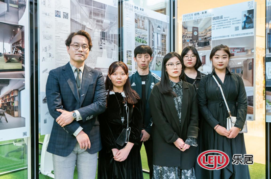 阎明老师和他的学生们在展位的合影