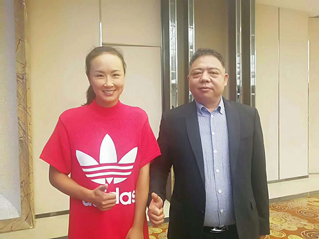 奥运冠军彭帅与怡发门窗总经理李善源合影