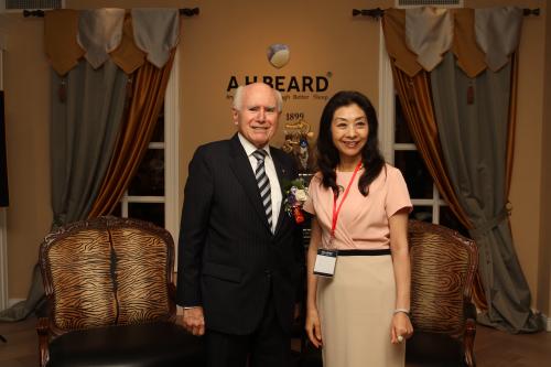 新创意家居董事长卢小华女士荣誉受邀与澳洲前总理霍华德先生会面