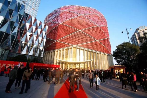 汉秀剧场以中国传统“红灯笼”形象矗立于美丽武汉