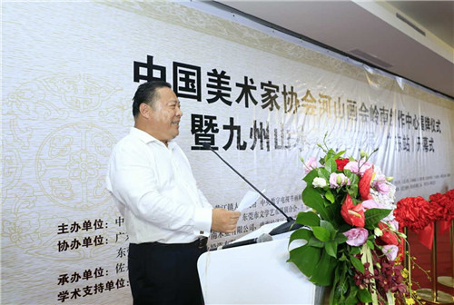 岭南创作中心主任夏振南在开幕式上发言