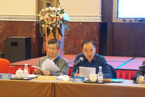 广州欧派的董事长姚良松宣读《成立全国工商联家具装饰业商会提案工作委员会事项》