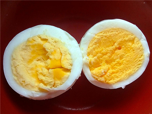 普通鸡蛋（左）、鲁西斗鸡蛋（右），蛋黄体积不相上下，蛋黄紧密度和色泽明显不同