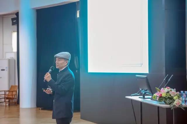 深圳市家具行业协会名誉主席、中国绿色家具优品专家评委会主任黄伟业介绍三家企业专家评审工作情况