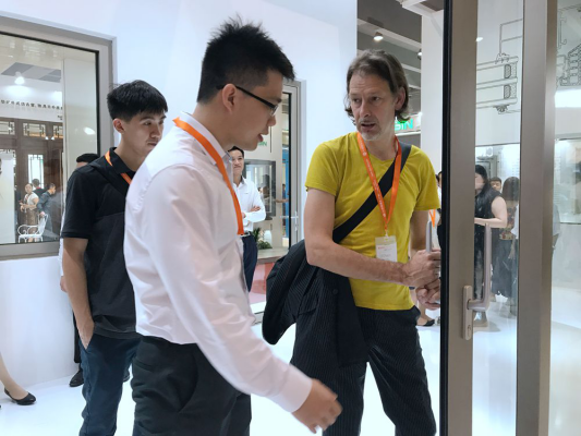 ▲荷兰知名设计师加里·谢尔德参观希洛展馆