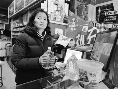 “饮料瓶灌上热水暖暖手。”记者陈永峰摄