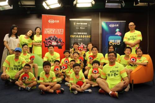 活动最后，11组家庭参观了新浪直播间，并在直播间内合影留念。