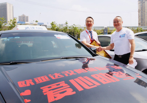 湖北交通广播副总监陈阳为欧亚达家居爱心车辆贴车标