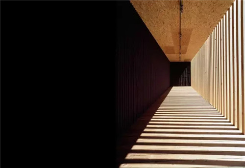 与艺术家奥拉维尔·埃利亚松合作的‘Your Black Horizon’装置·威尼斯