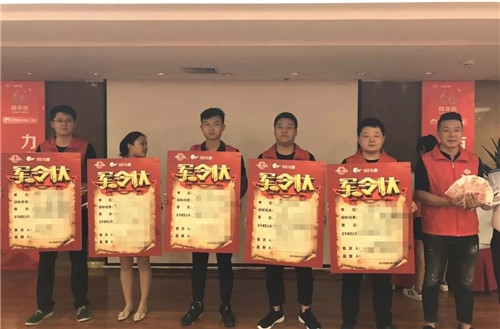 在团体游戏环节过后，陕西东鹏市场部对大明宫建材家居·三桥店&东鹏大型团购暨明星歌友会之《东鹏46周年庆》进行了讲解说明等等，同时，各组队长进行了军令状总动员。大伙现场表现出“我们要逆势而上，抢占市场，创造奇迹”的决心。