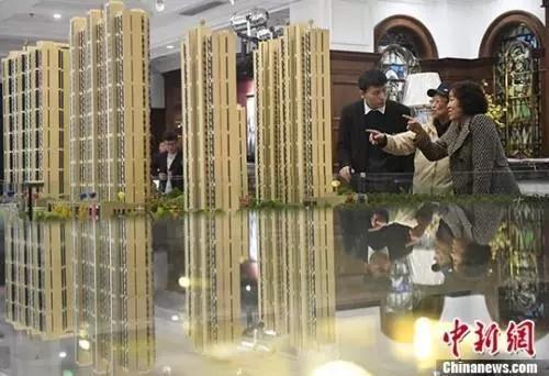 资料图。置业顾问为民众推荐商品房户型。 中新社记者 韦亮 摄
