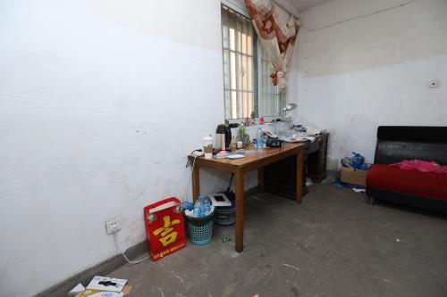 改造前堆放杂物的书桌