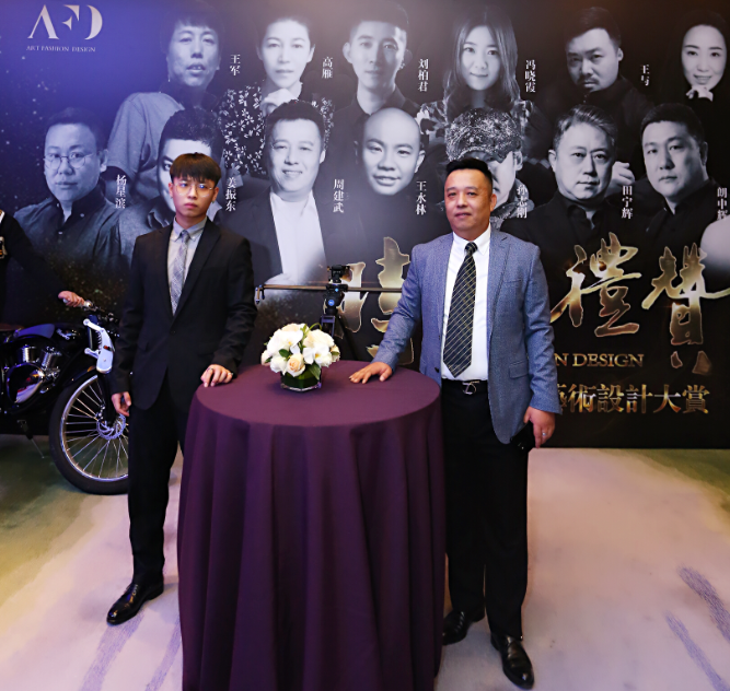 如美达周建武，携其子周士博