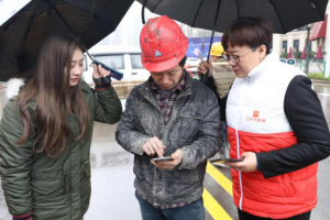 街头军运会产业工人和农民工认领羽绒服