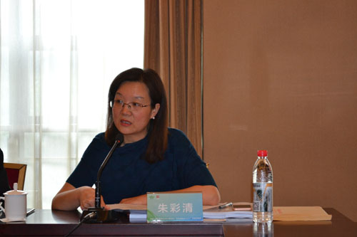 中國房地產業協會人居環境委員會秘書長朱彩清主持評審會