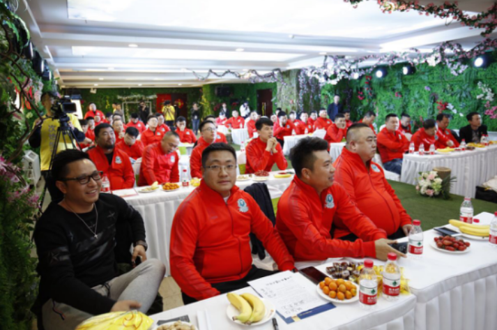 签约仪式现场辽沈餐饮同盟足球队成员聚集一堂