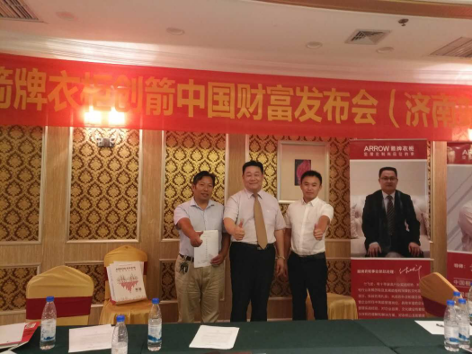  图为现场签约客户▲