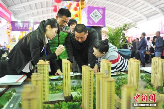 4月16日，遼寧省沈陽市，春季房交會現場，銷售人員在給市民講解。當天上午，由沈陽市人民政府主辦、沈陽市房產局承辦的2015沈陽春季房地產展示交易會拉開帷幕。據了解，本屆春季房交會共有96家房地產開發企業169個商品房項目參展，可銷售商品房源66803套，其中總參展房源數量的60%為90平方米以下的中小戶型商品房。在展會期間購房，在稅收、商業貸款和公積金貸款方面執行剛剛出臺的樓市新政，并實行購房補助政策。這是沈陽**力度最大的一屆房交會。孫昊聲 攝