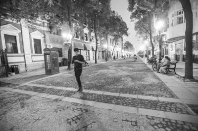  改造修复后的黎黄陂路，许多市民穿行其间    记者许魏巍 摄