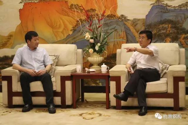 枣庄市市委副书记、市长李峰（右）