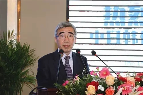 中国房地产业协会副会长兼秘书长冯俊主持开幕式