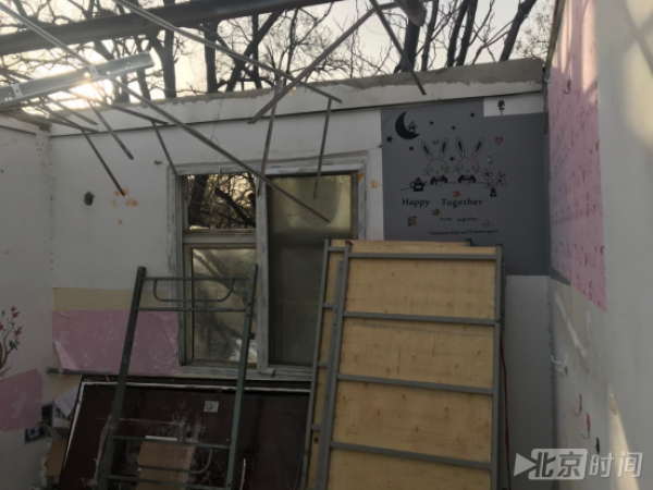 王岩曾经的房间是用彩钢板搭建起的隔间。 邵铖 摄