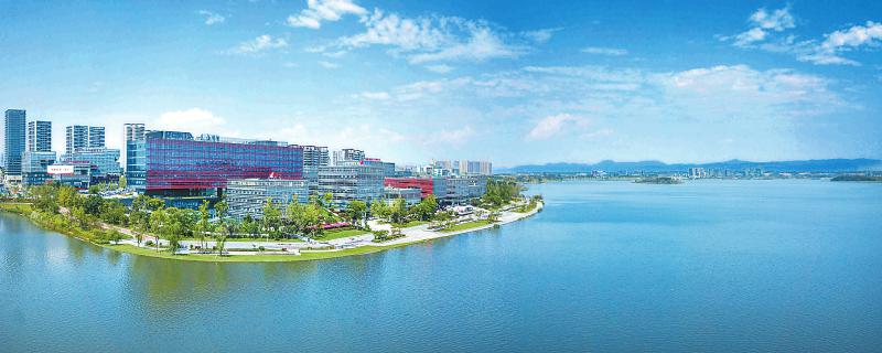 兴隆湖已成天府新区地标之一。(记者 郝飞)