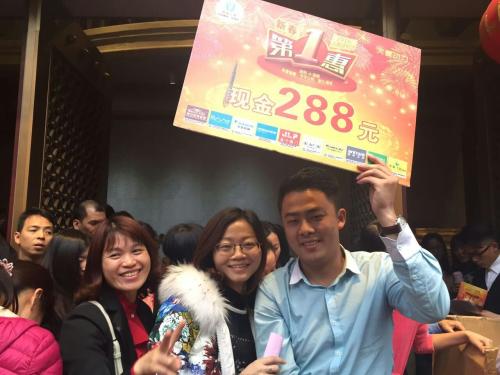 
获得四等奖这3位美女笑逐颜开
