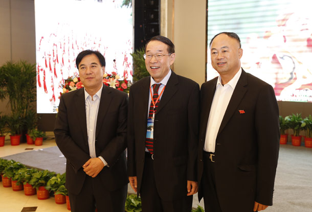 韓城市政協主席馮雙民、韓城市市委常委、常務副市長張喜與劉志峰會長在歡迎晚宴上合影