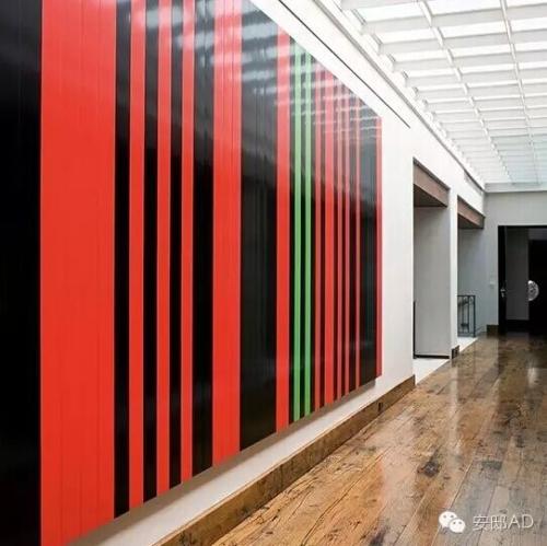 走廊上挂着艺术家Keith Tyson的作品,周英华开玩笑说:“这些颜色代表着轮盘,Keith就爱赌博!” 走廊上挂着艺术家Keith Tyson的作品,周英华开玩笑说:“这些颜色代表着轮盘,Keith就爱赌博!”