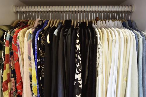 衣柜隔断并不多，所有衣物以挂为主，很少叠放，选择起来一目了然。